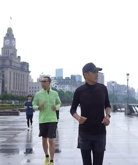 初学者晨跑姿势正确方法与技巧（打造健康晨跑习惯）