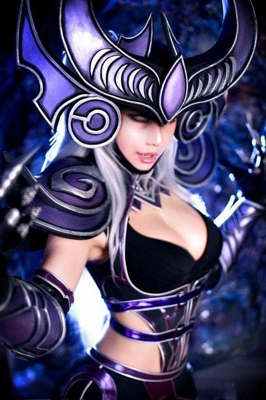 揭秘英雄联盟黑暗元首辛德拉：COS装扮细节大公开，魔法球成点睛之笔