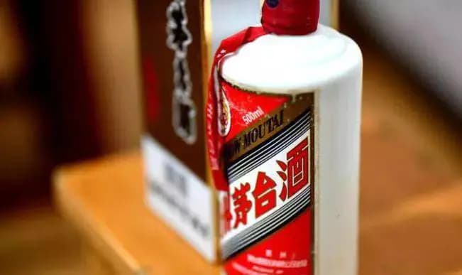 揭秘茅台酒“少女光脚踩曲”：传统工艺背后的科学原理