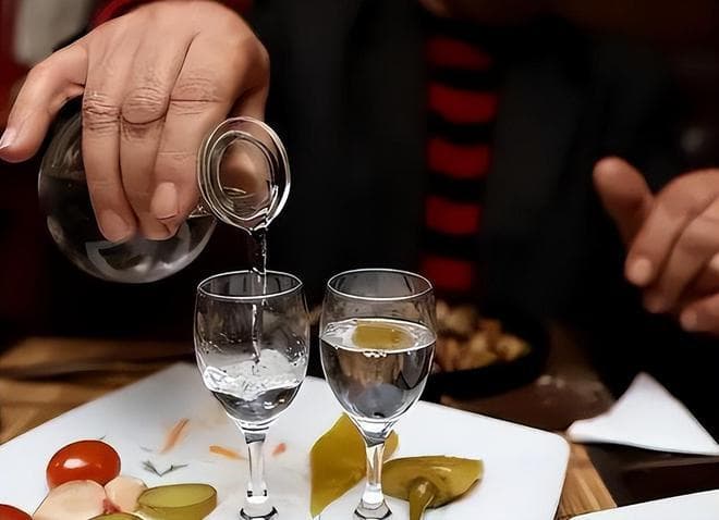 吃晚饭时，长期喝点白酒的人，身体最后会怎样？研究告诉你答案