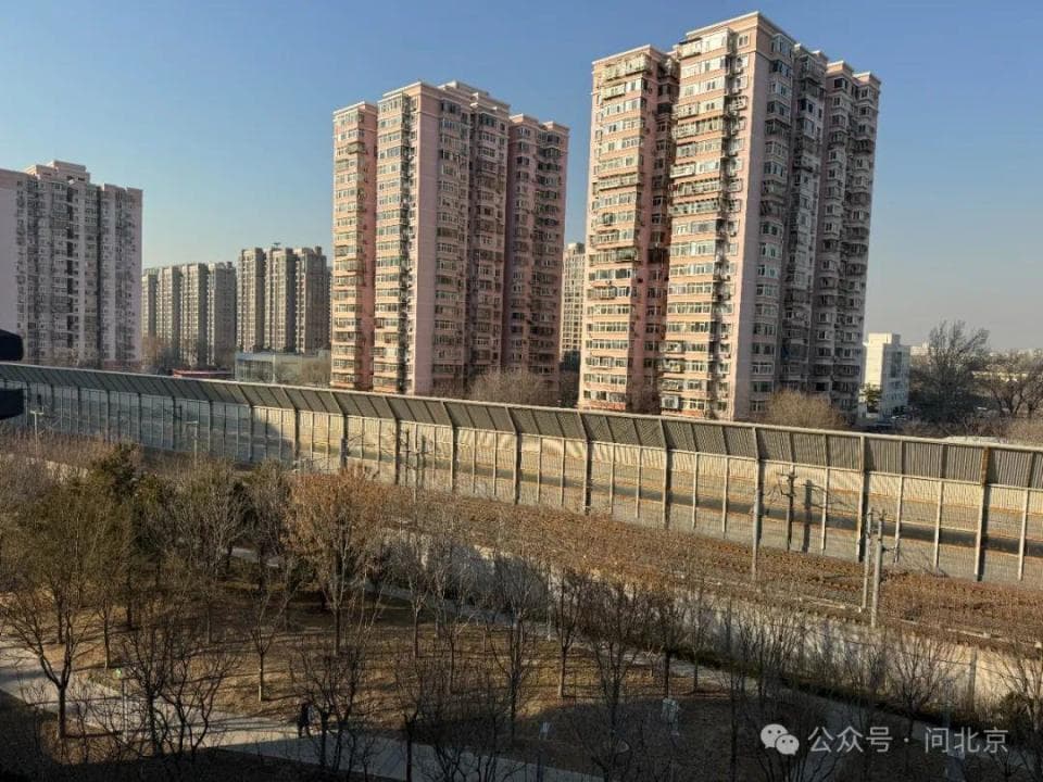 小区邻近铁路，列车频繁经过，没有隔音屏......