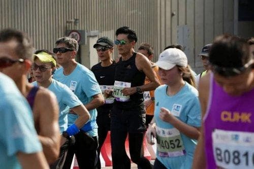 68岁周润发香港半马刷新最好成绩 目标成为“阿甘”跑遍全世界