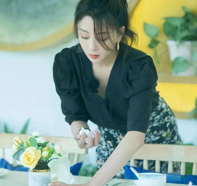 殷桃《中餐厅》惹争议：当实力派遇上真人秀