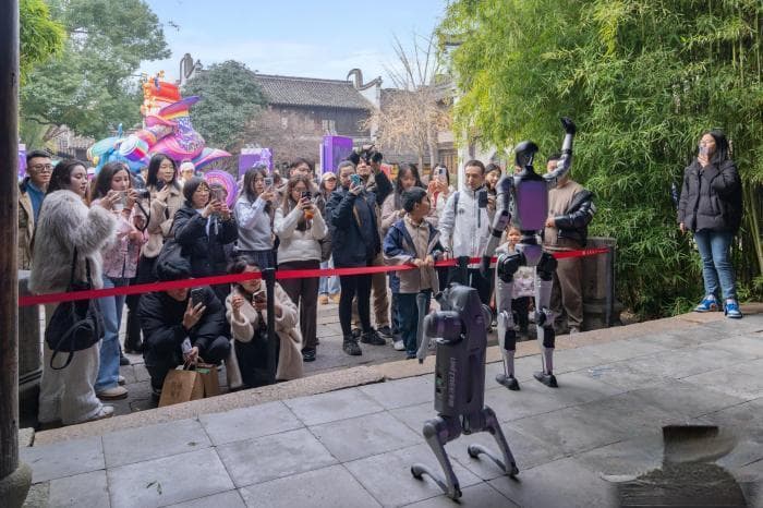 成都春节科技秀：机器狗“灵瞳”舞动新春