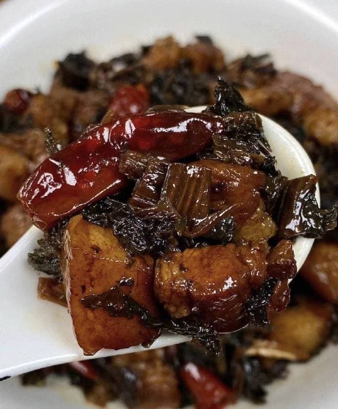 回味无穷的家常美味——梅干菜烧肉：记忆里的味道，舌尖上的乡愁