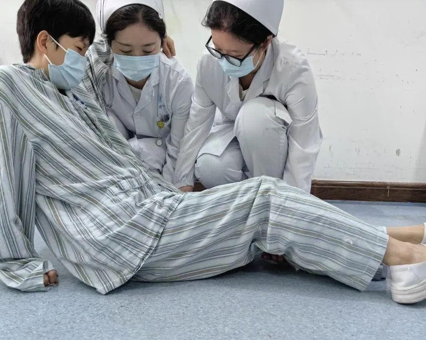 骨折转运非儿戏，公主抱是“坑”不是爱