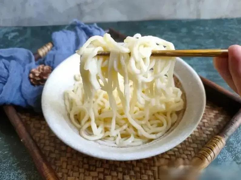 做手擀面时，有人加水，有人加油？教你正确做法，爽滑又筋道，香