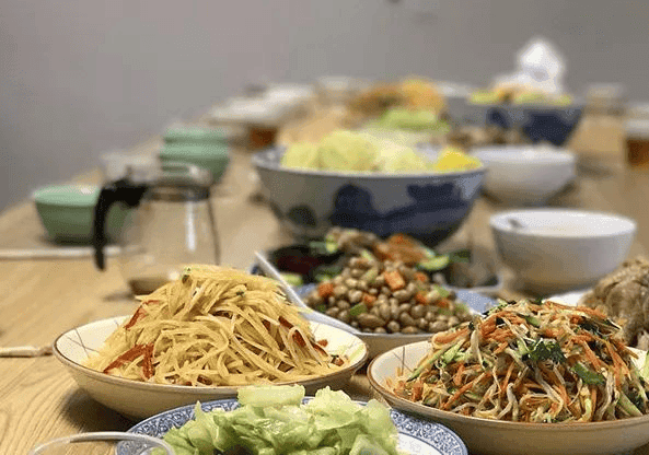 "父子不同席，叔侄不对饮"：解读中国传统礼仪背后的孝道文化
