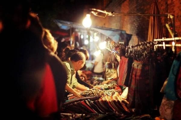 摆地摊做什么类别好赚钱？从热门商品到经营策略的全面解析