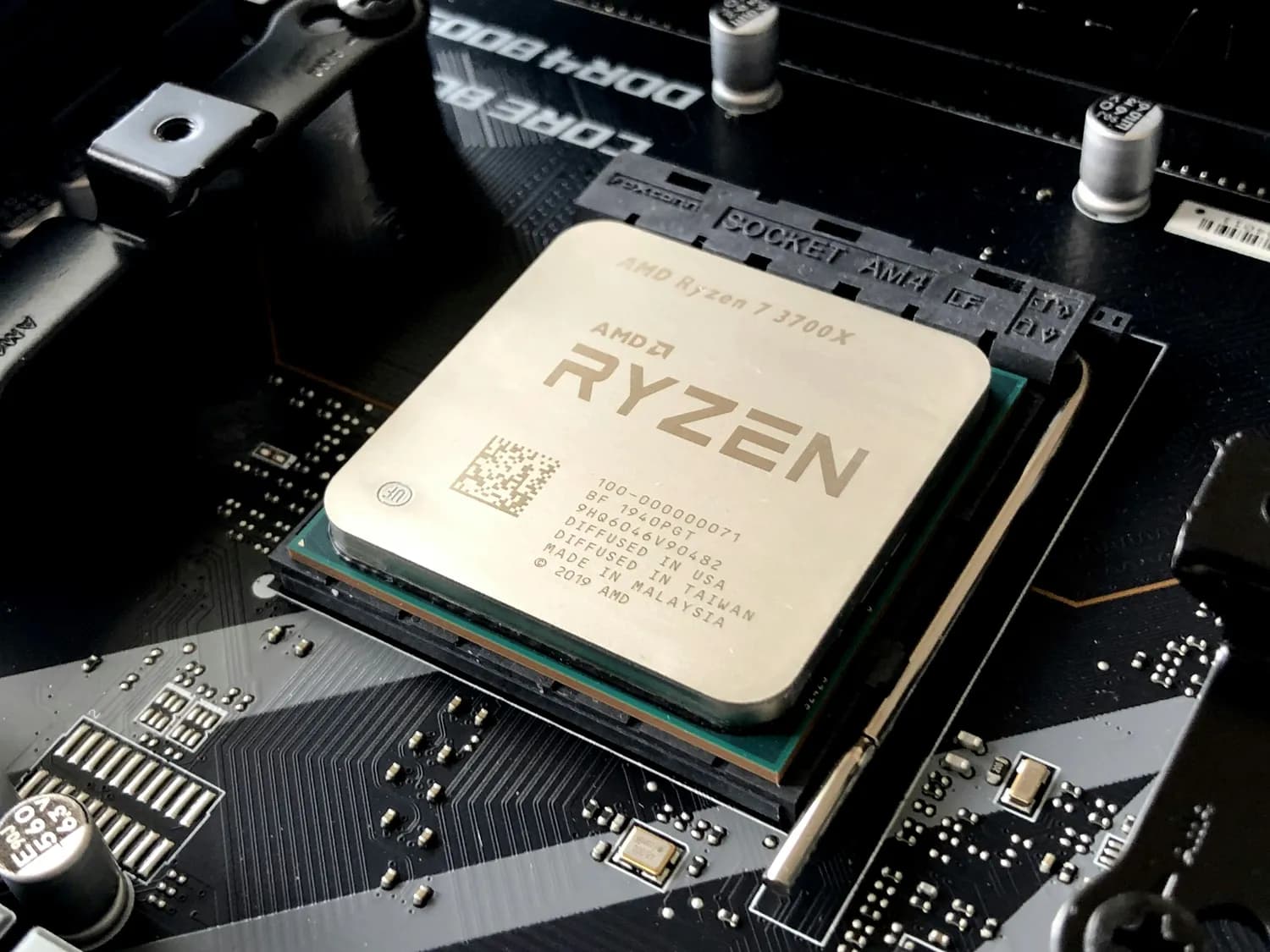 AMD vs Intel：谁是企业级CPU王者？