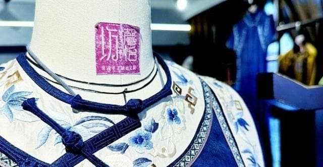 传统工艺与时尚设计完美融合 巧手匠心让旗袍焕发新光彩