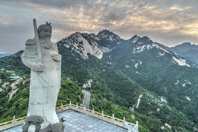 登沂山赏三大奇观：玉皇顶、歪头崮、百丈崖瀑布