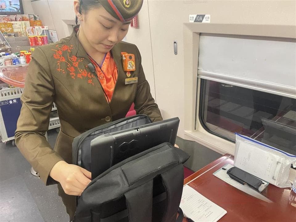 高铁乘务员拾金不昧，万元电脑完璧归赵