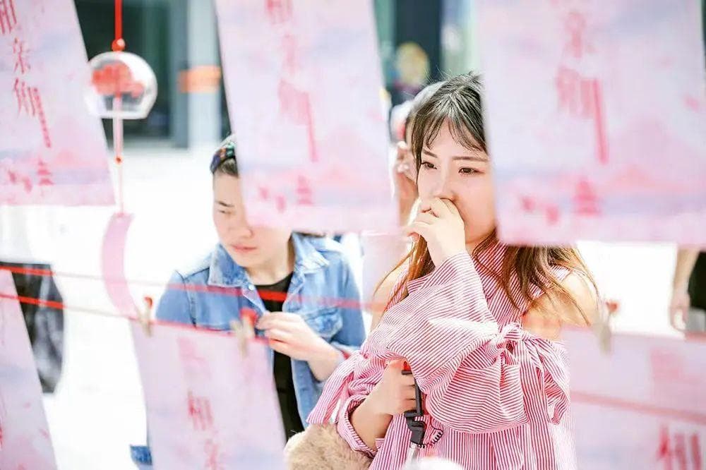 在相亲中介花一万八，她们的“脱单历险记”