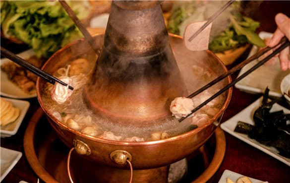 用铜锅炒菜或吃火锅安全吗？