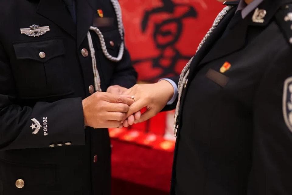 曾假扮情侣的两名缉毒警订婚了：让我们一起书写双警情缘