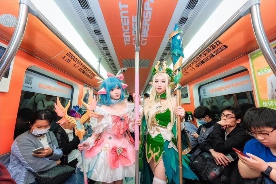 Cosplay装扮乘地铁引争议，武汉地铁：目前规定禁止赤脚、赤膊者进站、乘车
