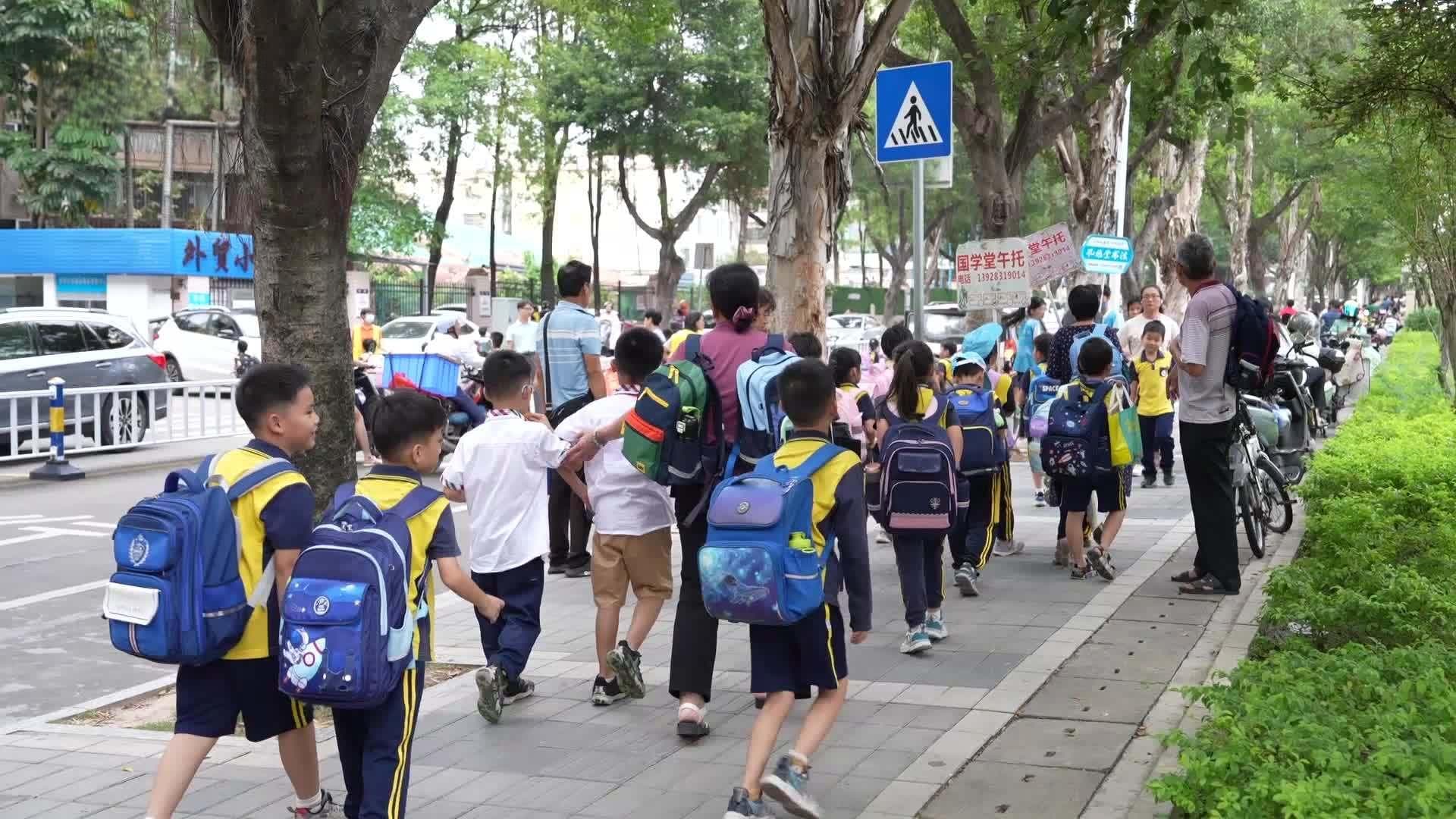 惠州中小学生书包有多重？称重开包后发现了这些情况