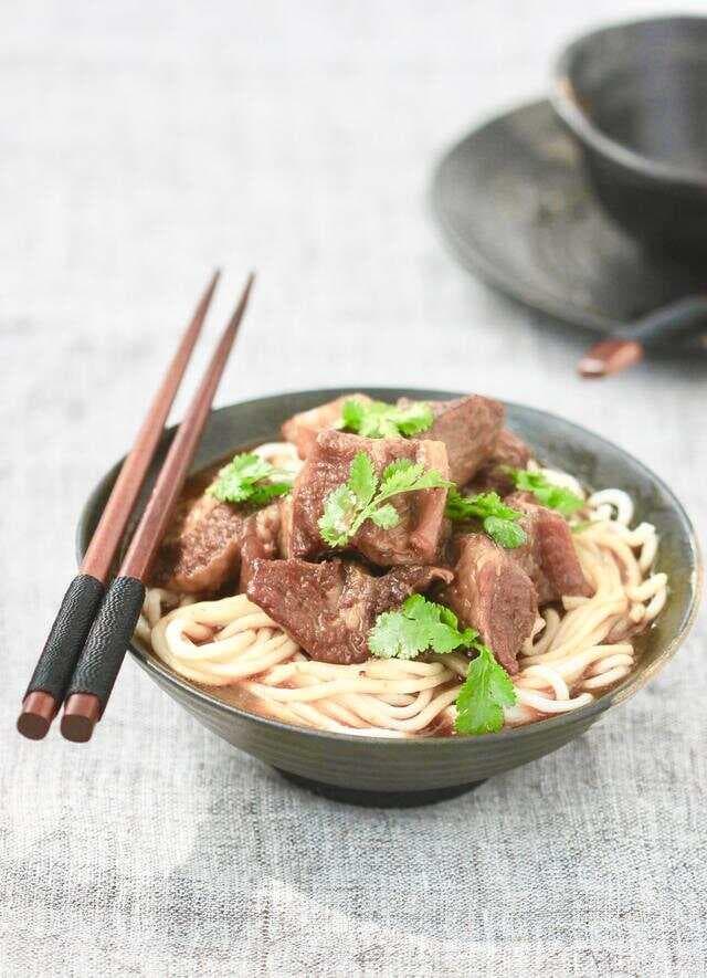 红烧牛肉面制作指南：4步2酱，咸鲜回甜，软糯不柴又入味
