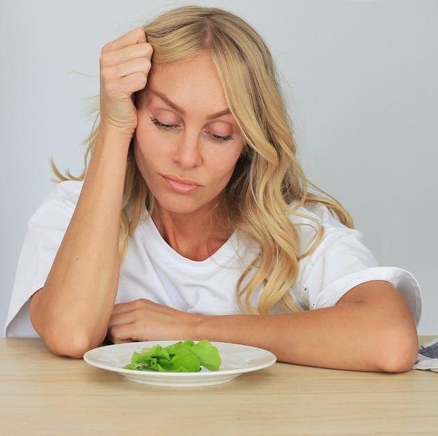 「低血糖」會石化？了解低血糖症狀與原因，教你低血糖發生時可以怎麼做