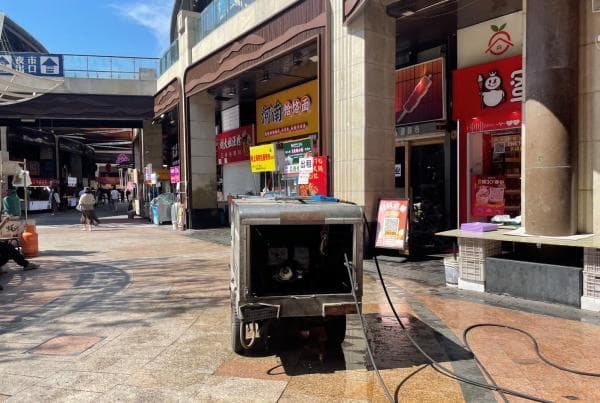 上海设摊新政一年：特色点摊贩租金高企，流动摊贩灵活经营