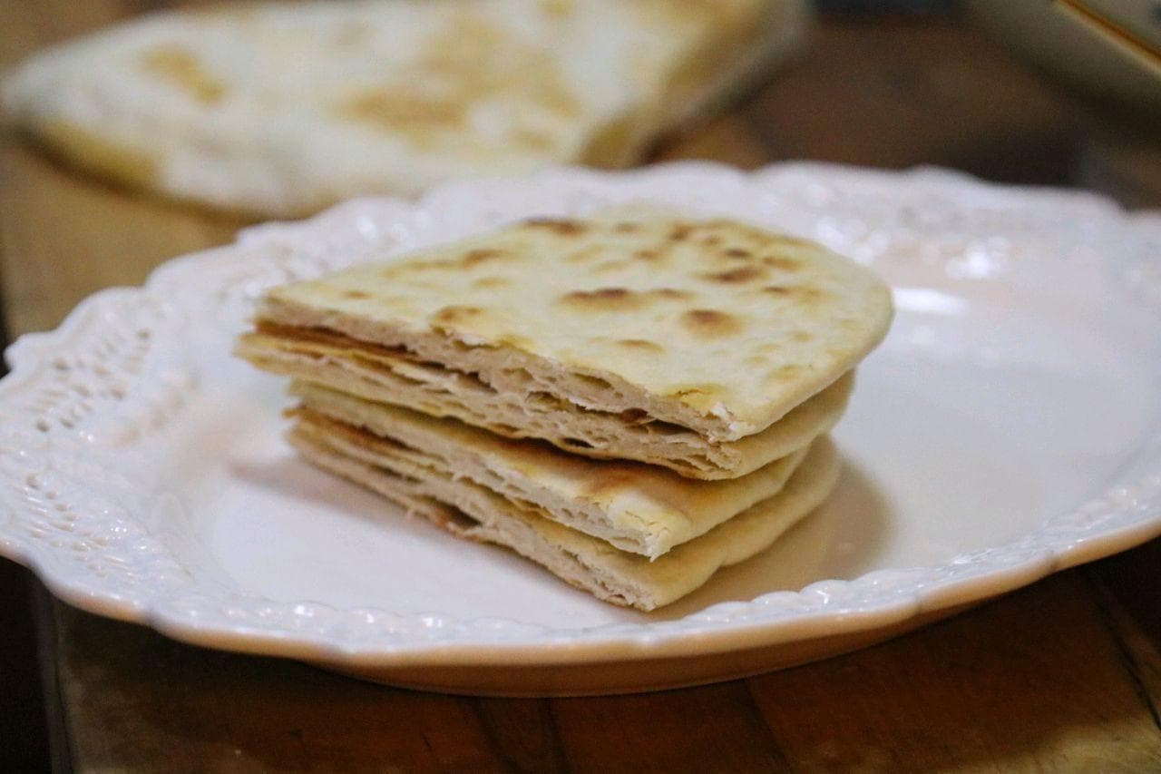 羊肉泡馍制作全攻略：从熬汤到掰馍 揭秘每一步的精彩