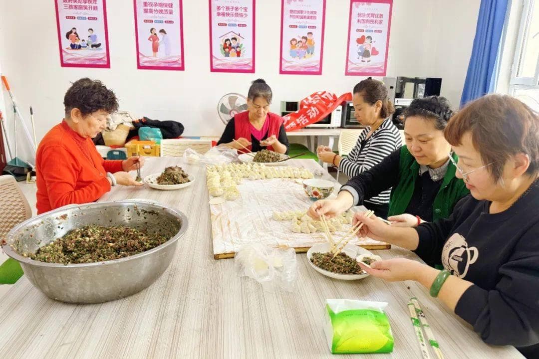 冬至前夕，多地社区开展包饺活动，传承文化凝聚邻里情