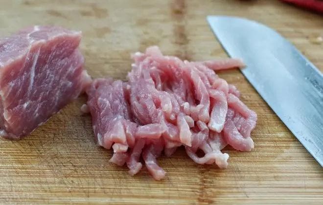 鱼香肉丝怎么做？腌肉、调汁是关键，教您正确做法，滑嫩又入味