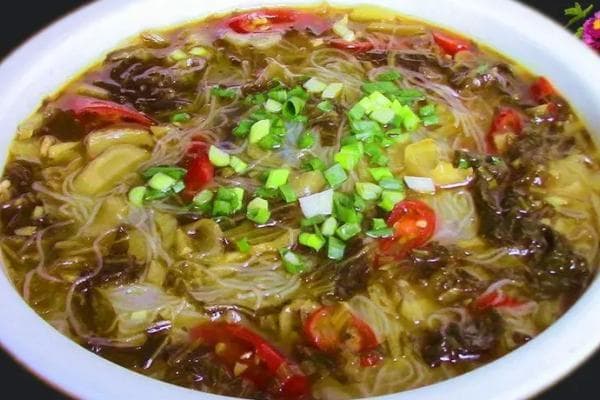 酸菜粉丝汤：一道酸爽开胃的家常美食