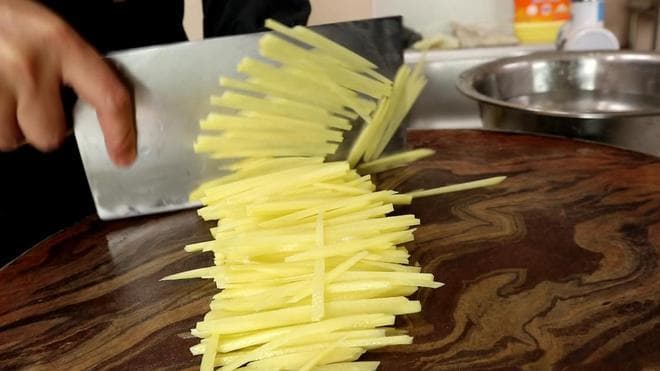 炒土豆是先焯水还是直接炒？学会这3种做法，端上桌家人抢着吃