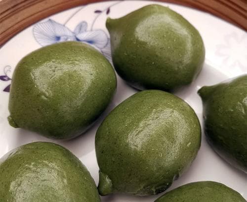 家常美食：艾蒿粑粑的做法（传统美味，老少皆宜）