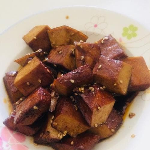 自制豆腐干的简易方法（独具特色的美食佳品，家庭实践不容错过）