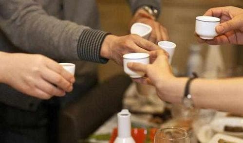 酒桌礼仪揭秘：正确的倒酒顺序是主宾优先，主人随后，再顺时针至其他人吗？