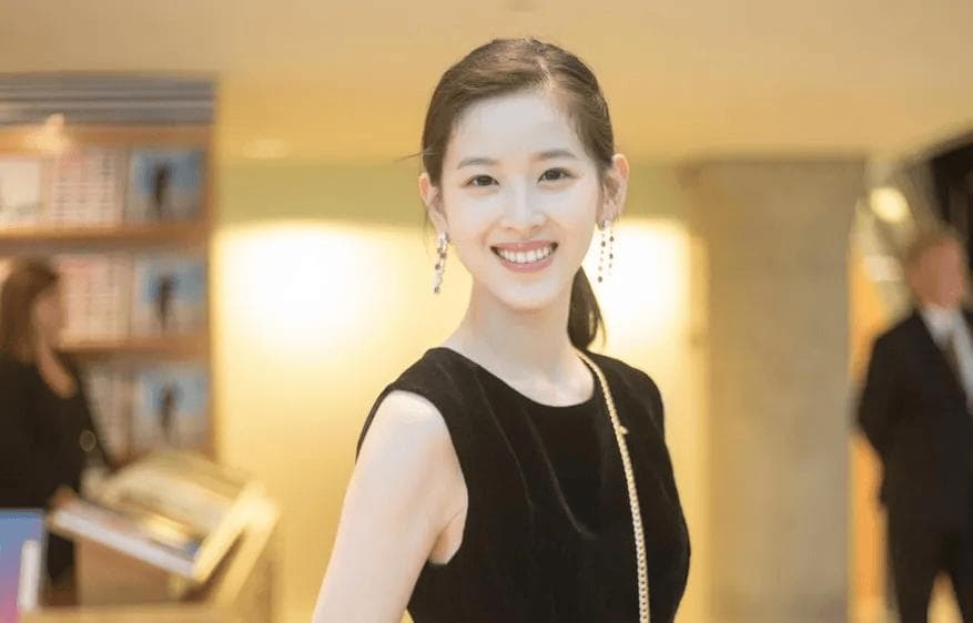 章泽天“全英演讲”火出圈！30岁身家600亿背后的教育路径，原来是一盘“大棋”