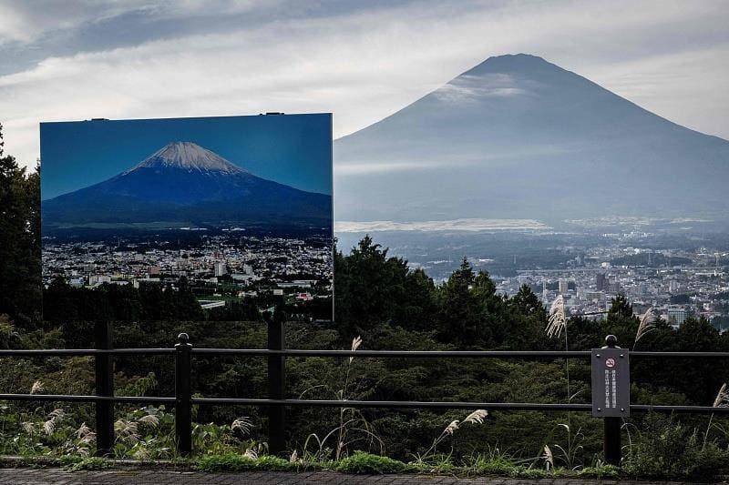 富士山“雪顶”推迟130年纪录：全球变暖与火山活动的双重影响