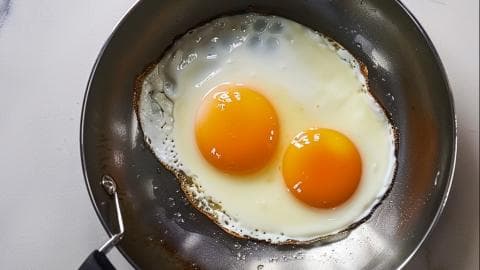 鸡蛋里有黑色还能吃吗