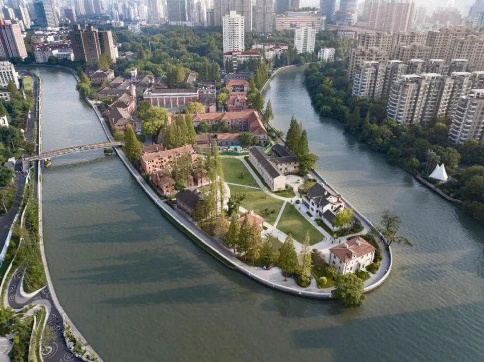 超140年历史、近270°河景…这所学校的建筑风貌美轮美奂！