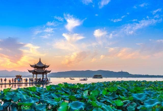 《毕竟西湖六月中：解析古诗意境与文人情怀》