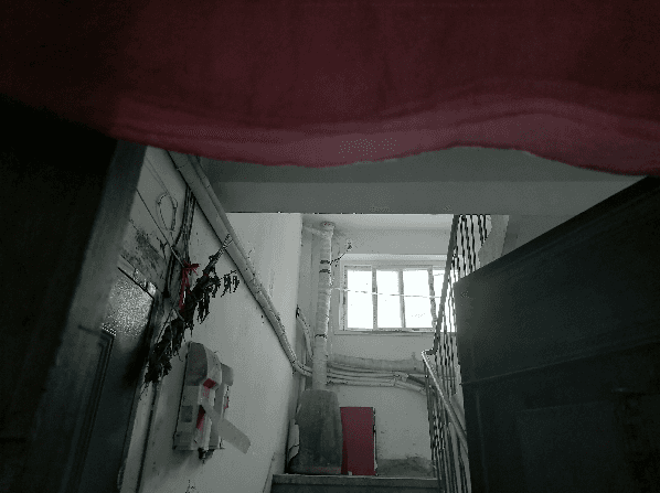 邻居安装摄像头 正对老人家门口