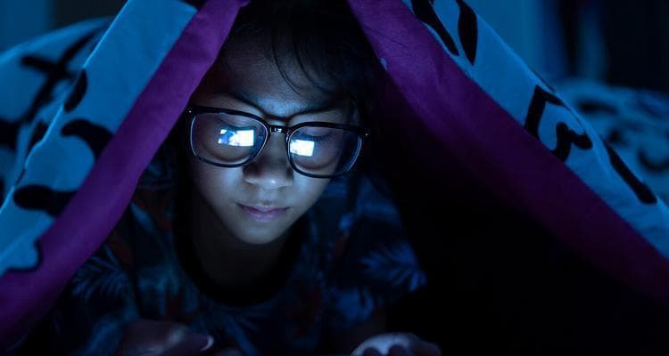 带眼镜玩手机（手机使用与眼镜使用的协调关系及影响分析）