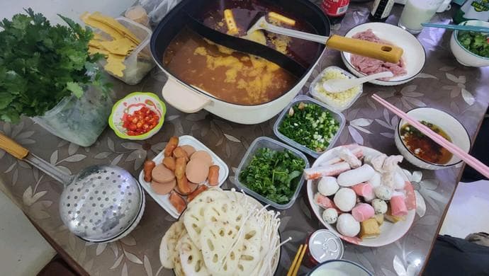 鸳鸯锅：麻辣与番茄的完美结合