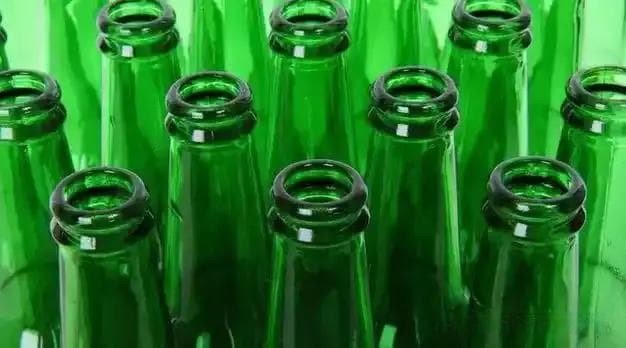 揭秘啤酒瓶为何多为绿色：历史传承与品质保护的智慧