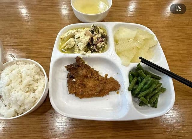 一荤三素32.1元！杭州网友：社区食堂有点贵，运营方迅速调整