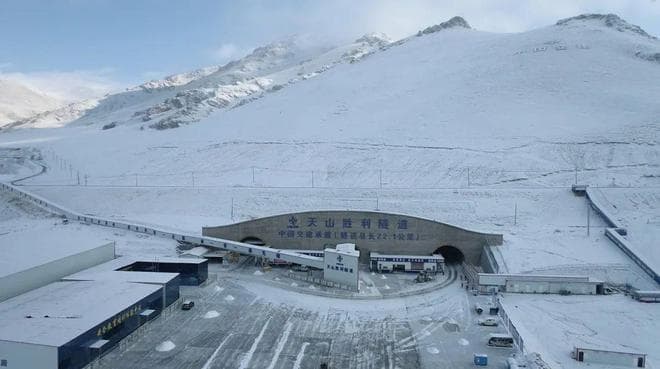 世界最长高速公路隧道贯通：天山胜利隧道实现“三洞”贯通