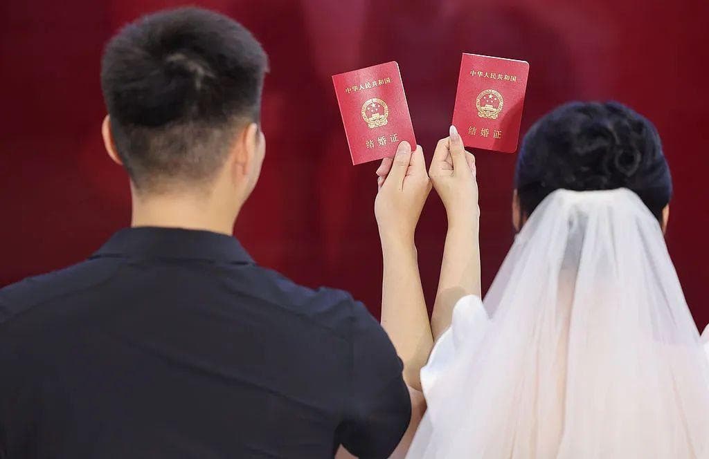 惊人！去年结婚仅610.6万对，2025年房地产还会“小阳春”吗？