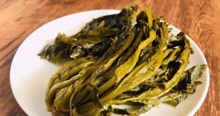 探究酸菜和雪菜的异同（从制作方式、口感、营养价值等方面逐一比较）