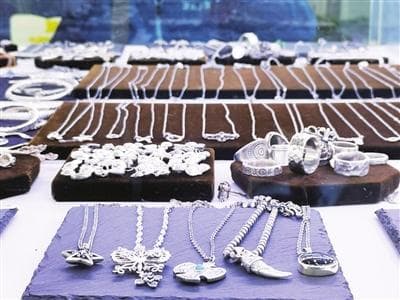 涨幅超过黄金 “泼天富贵”轮到白银？