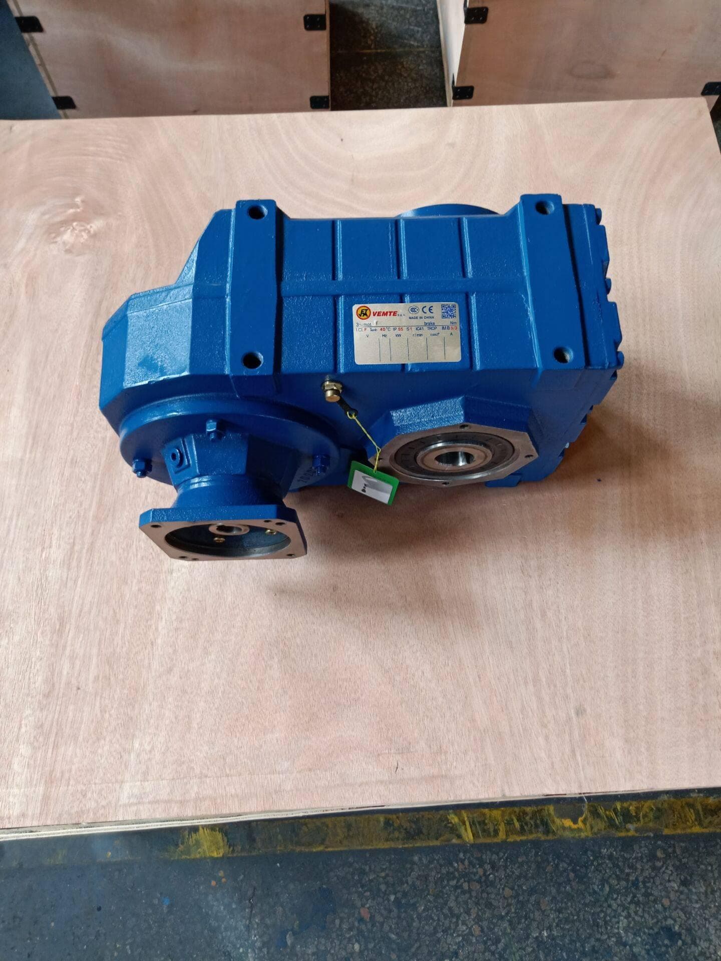 FA157减速机大扭矩减速电机能加扭力臂吗？