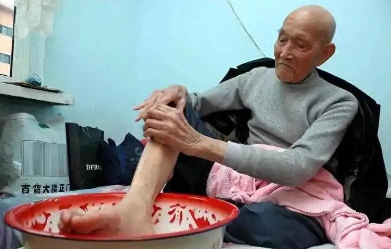 60岁后一周泡脚几次最佳？医生建议：若超过这个次数，无益反伤身