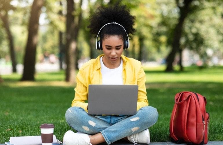 MOOCs：2025年大型开放在线课程指南